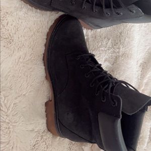 Gear up for a long hike in the Timberland ankle boot! Waterproof and durable.